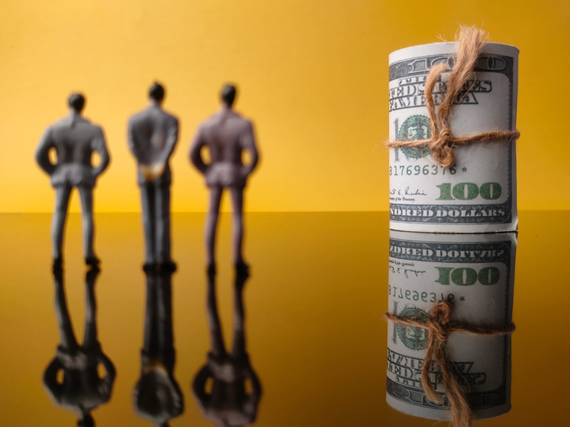 blur miniature people and banknotes with reflectio 2024 12 07 23 56 32 utc min